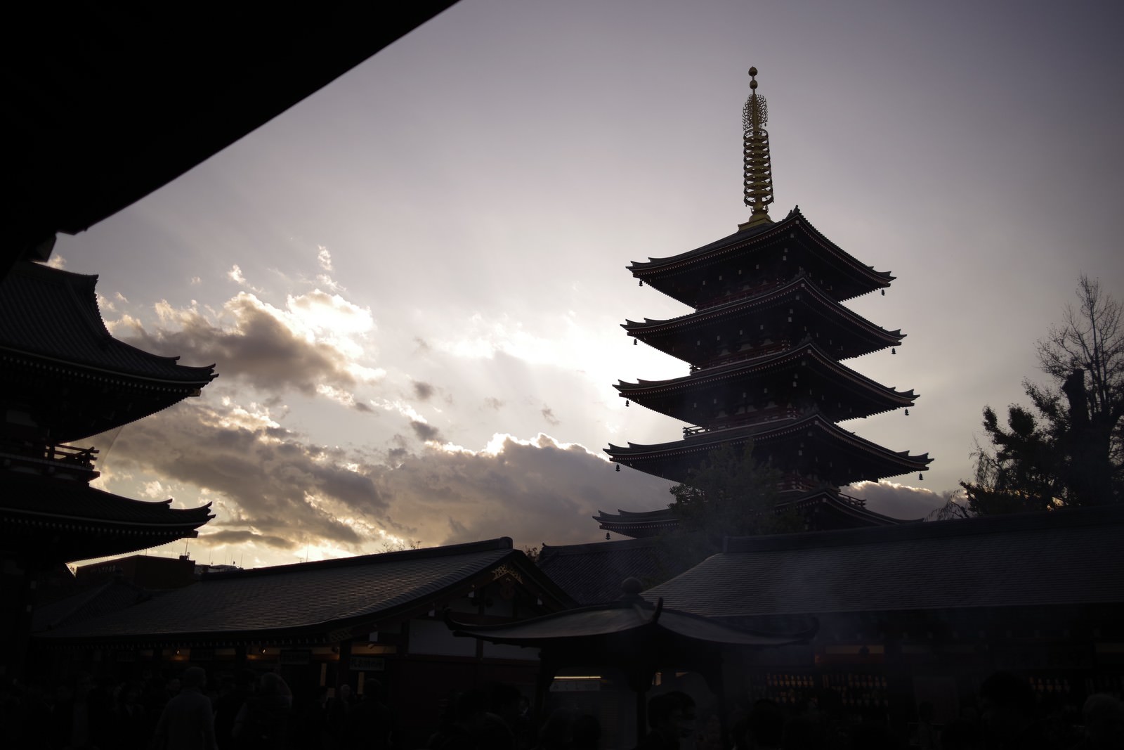 日没と浅草寺の五重塔のシルエットの写真 画像 フリー素材 ぱくたそ