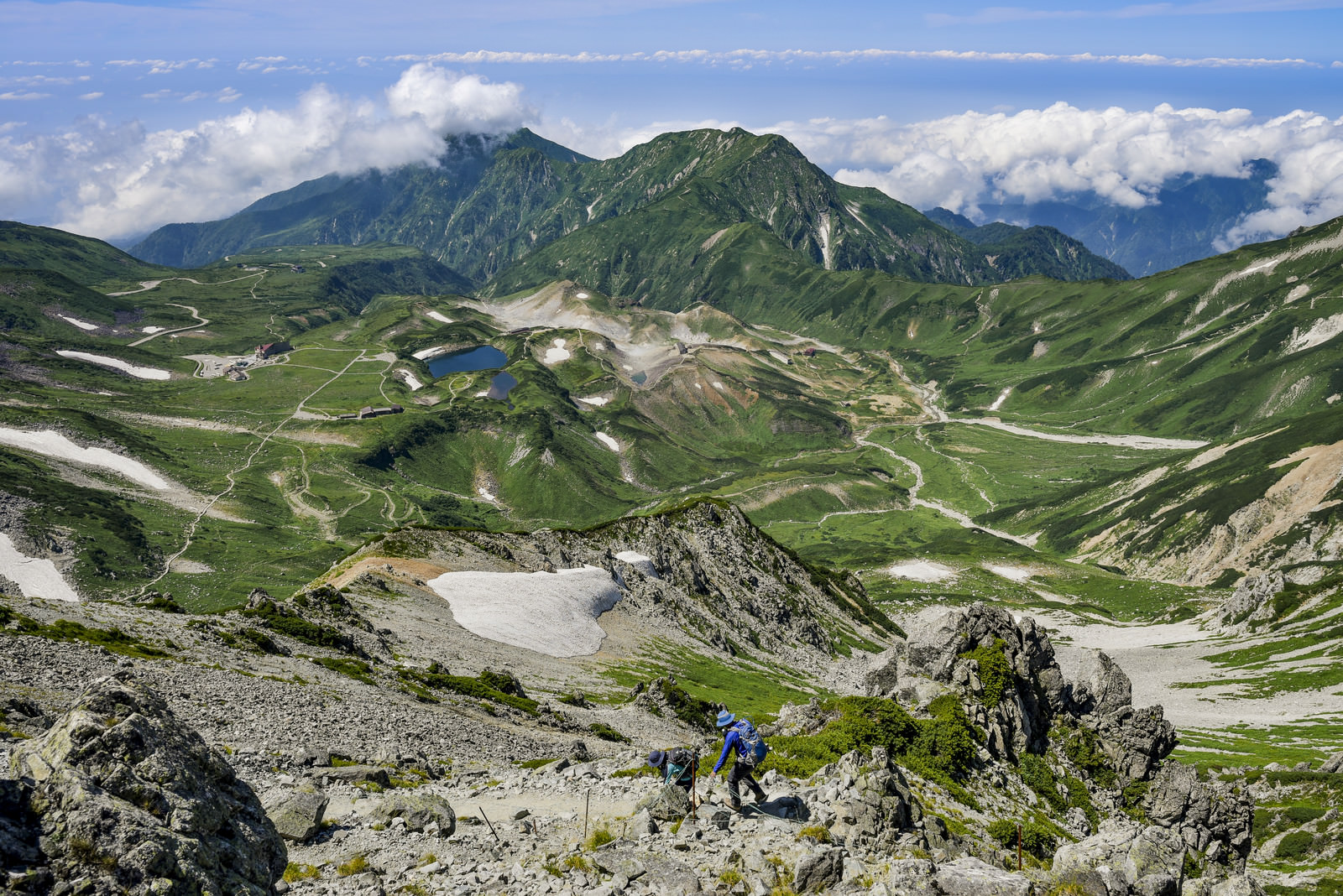 立山室堂と雄山へと向かって歩く登山者の写真を無料ダウンロード フリー素材 ぱくたそ