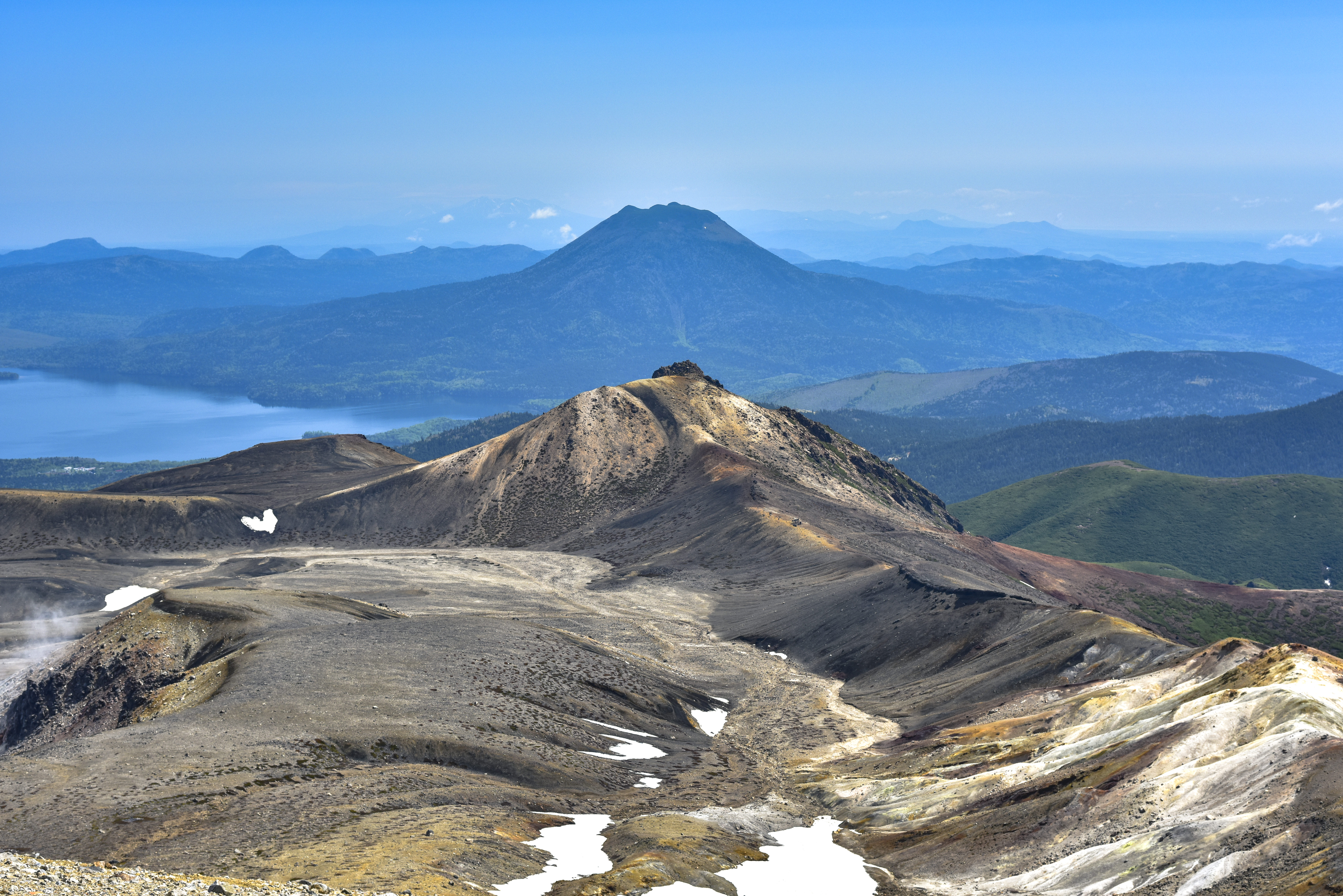 雌阿寒岳山頂から見る雄阿寒岳と阿寒湖方面の無料写真素材 - ID.40741