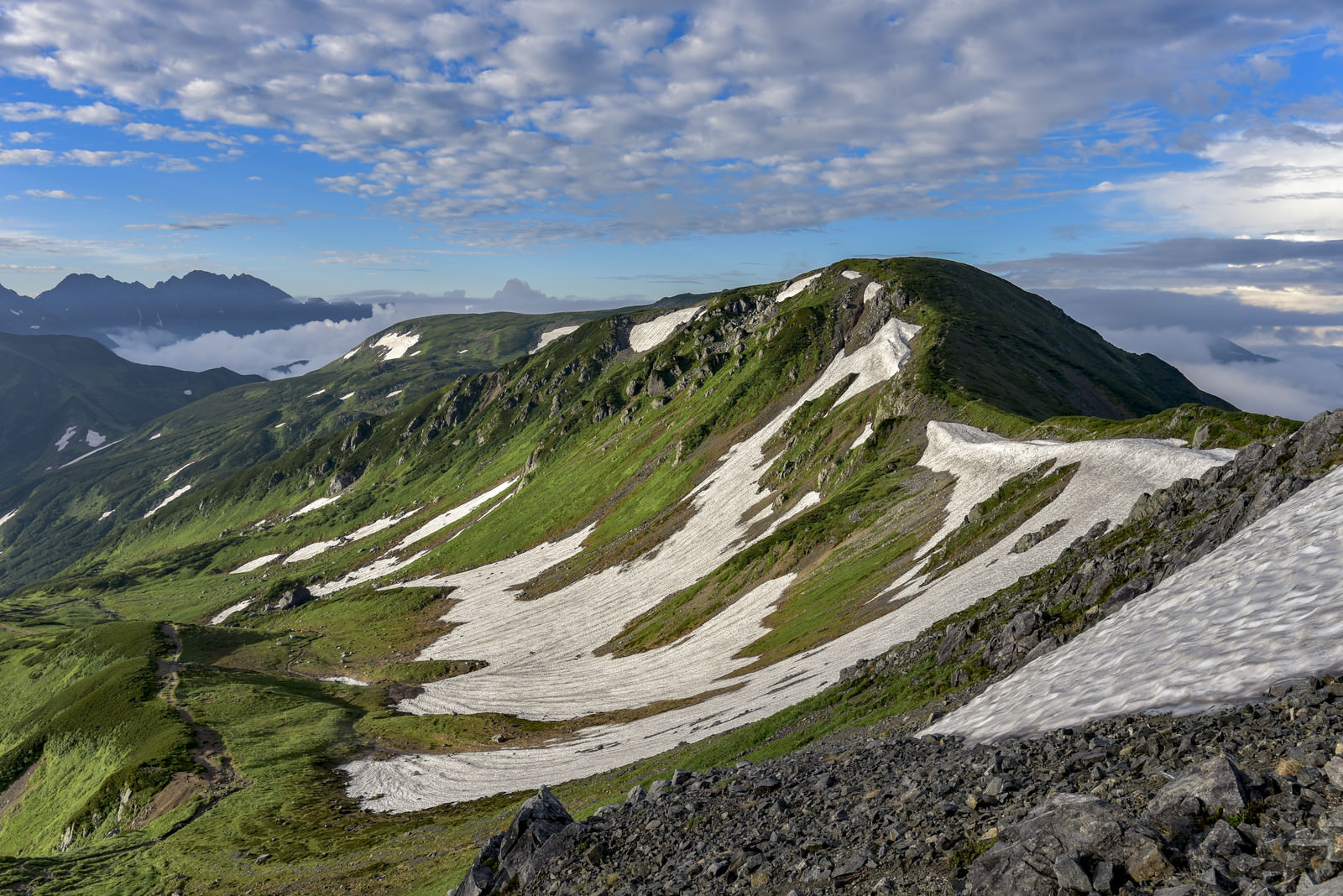 三俣蓮華岳山頂から見る双六岳方面 水晶岳 の写真素材 ぱくたそ