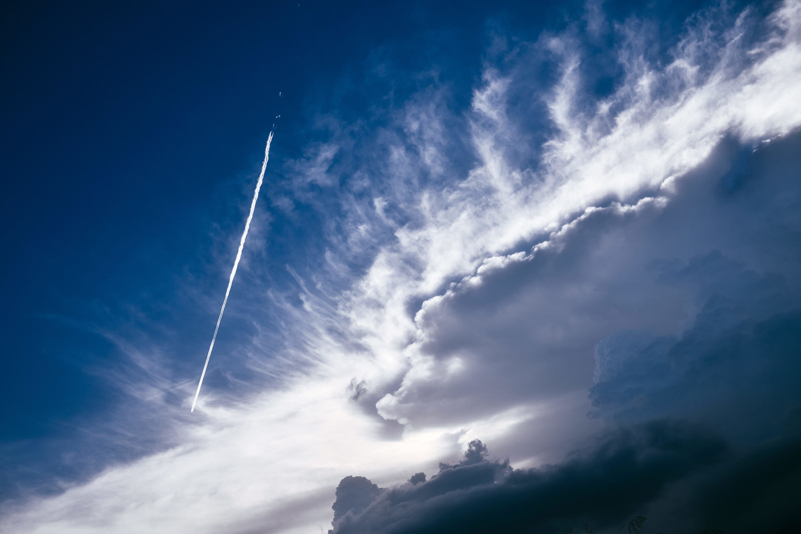 かなとこ雲のそばを飛んで行く飛行機雲の写真を無料ダウンロード フリー素材 ぱくたそ