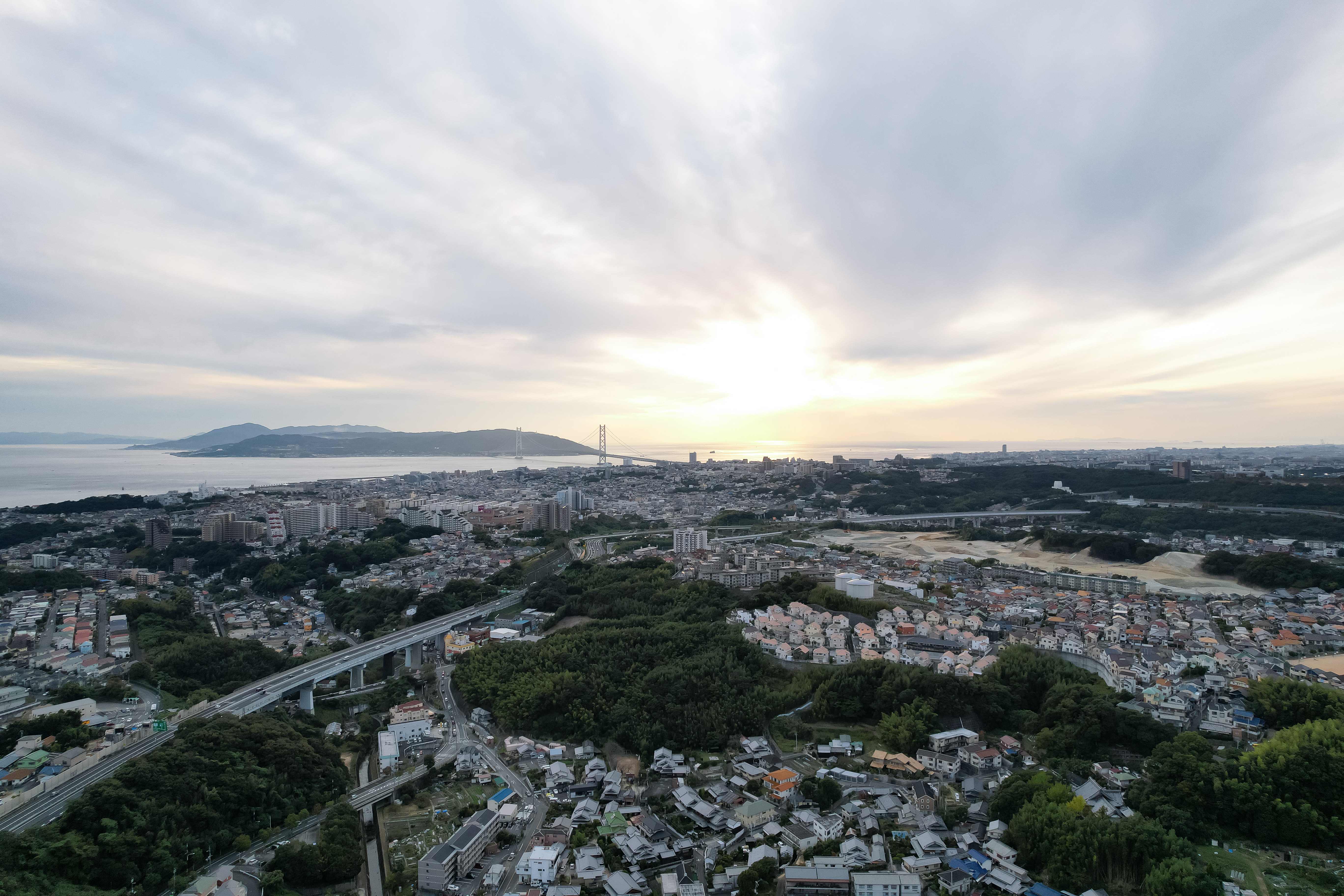 夕焼けに染まりかけた空と街の風景の写真素材 ぱくたそ