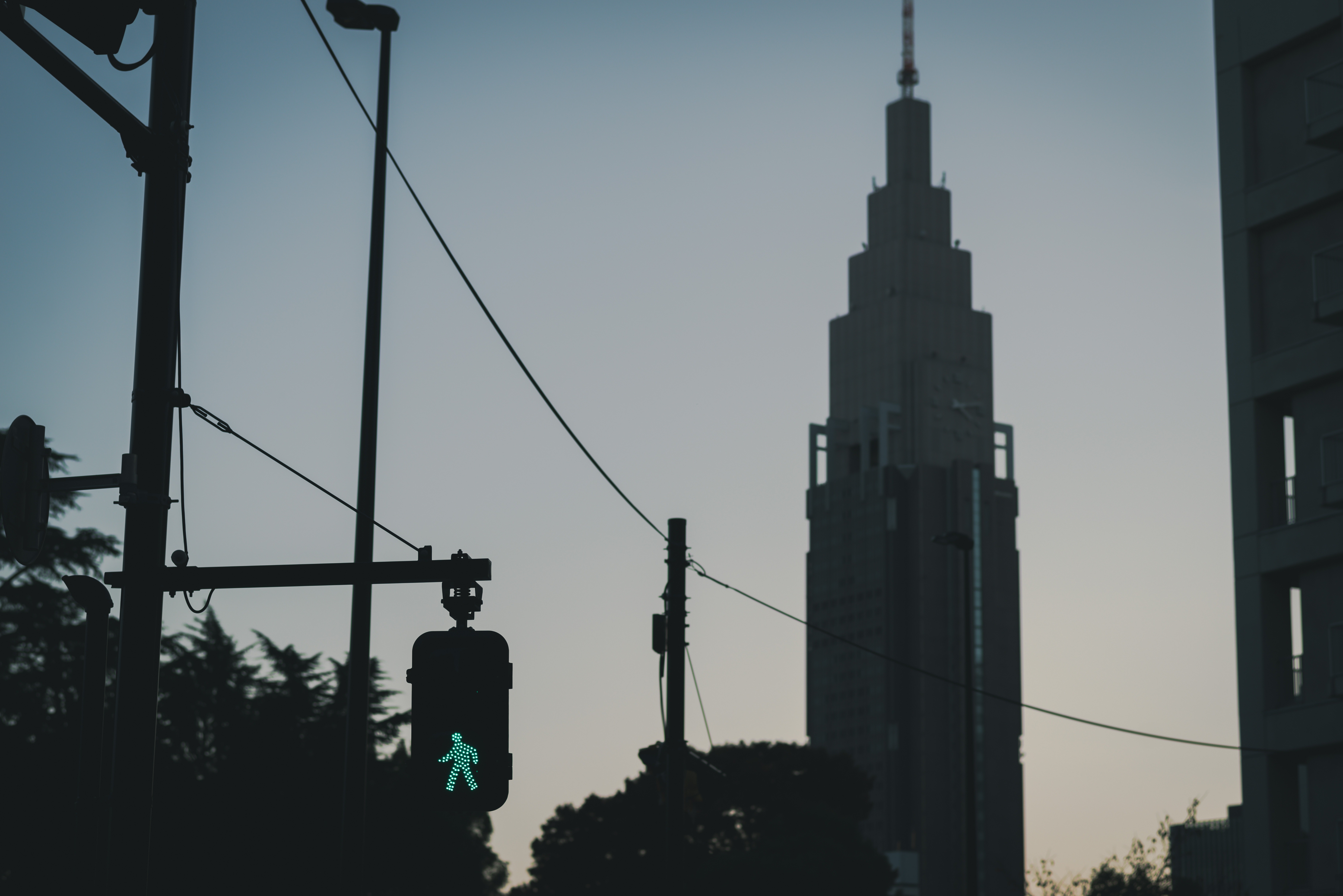 横断歩道の青信号とnttドコモタワーのシルエットの写真を無料ダウンロード フリー素材 ぱくたそ