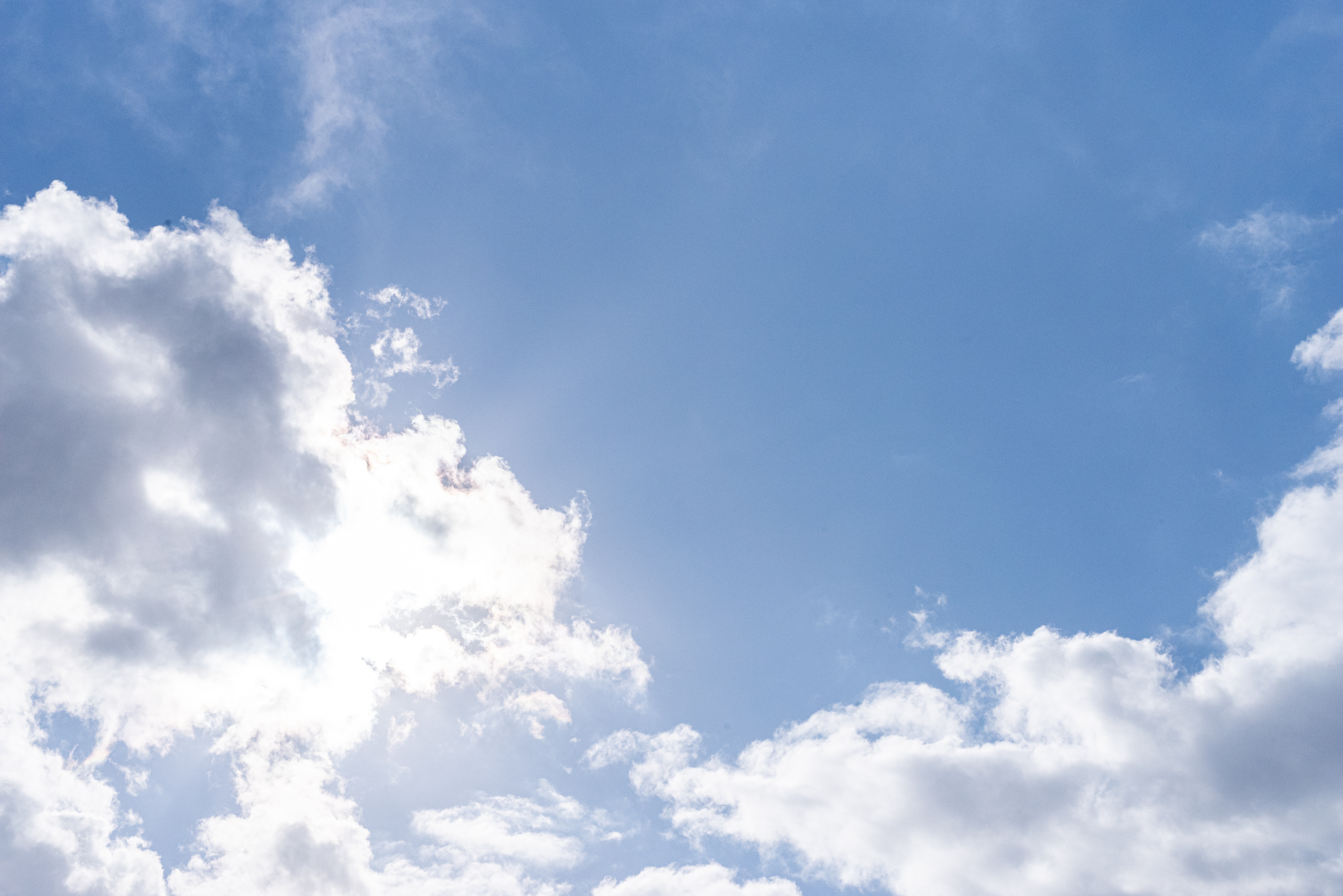 太陽が雲に隠れた青空の無料の写真素材 フリー素材 をダウンロード ぱくたそ