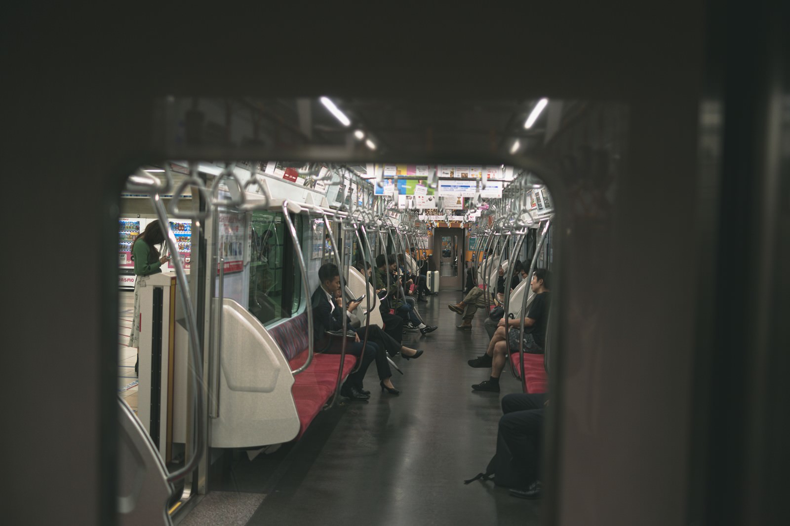 隣の車両から覗く電車内の様子の写真を無料ダウンロード フリー素材 ぱくたそ