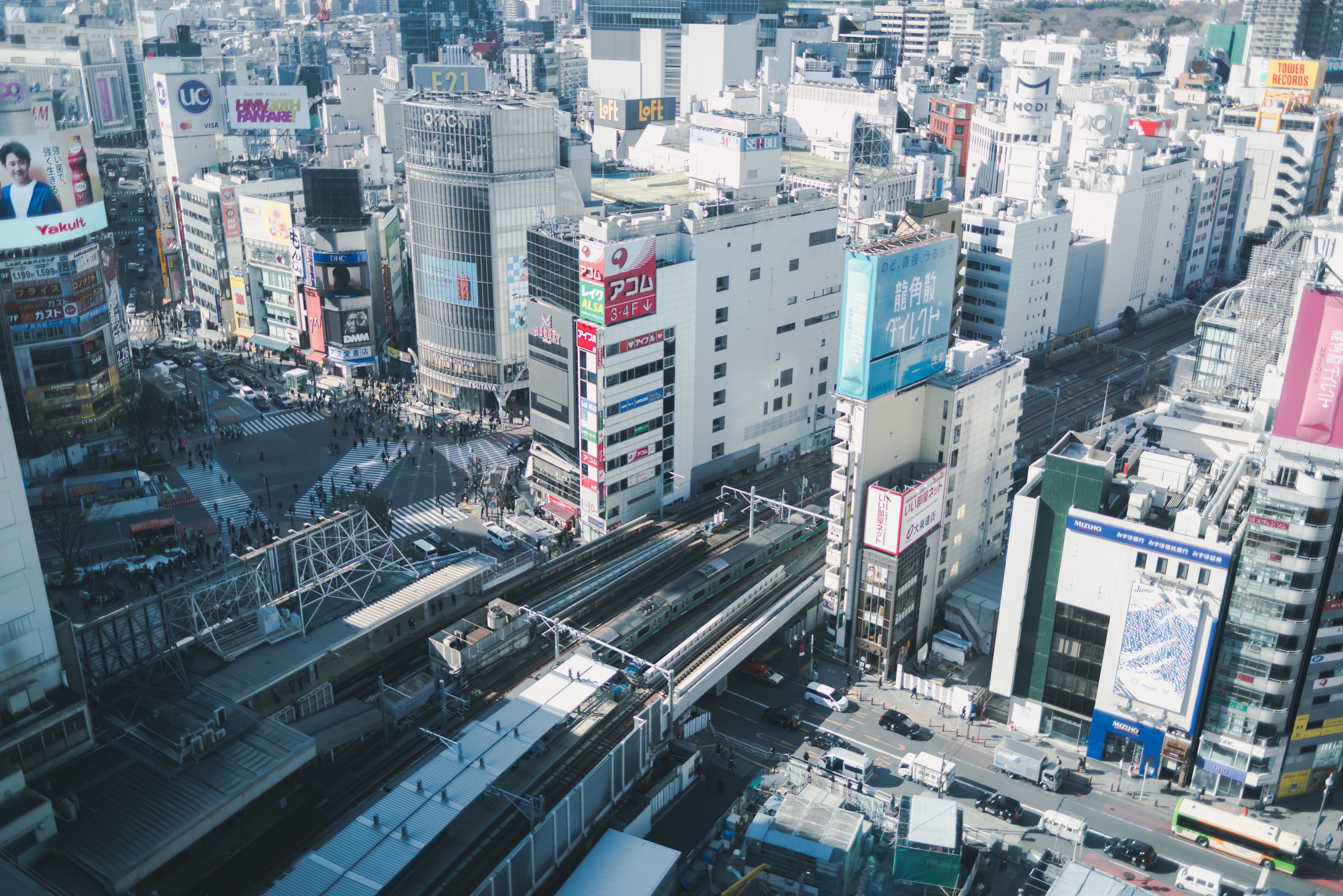 俯瞰したスクランブル交差点と山手線 渋谷スクランブルスクエア の写真素材 ぱくたそ