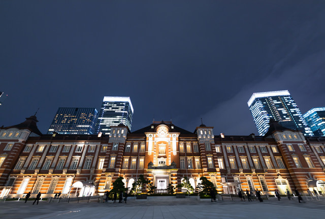 東京駅丸の内口 夜景 の写真 画像 フリー素材 ぱくたそ