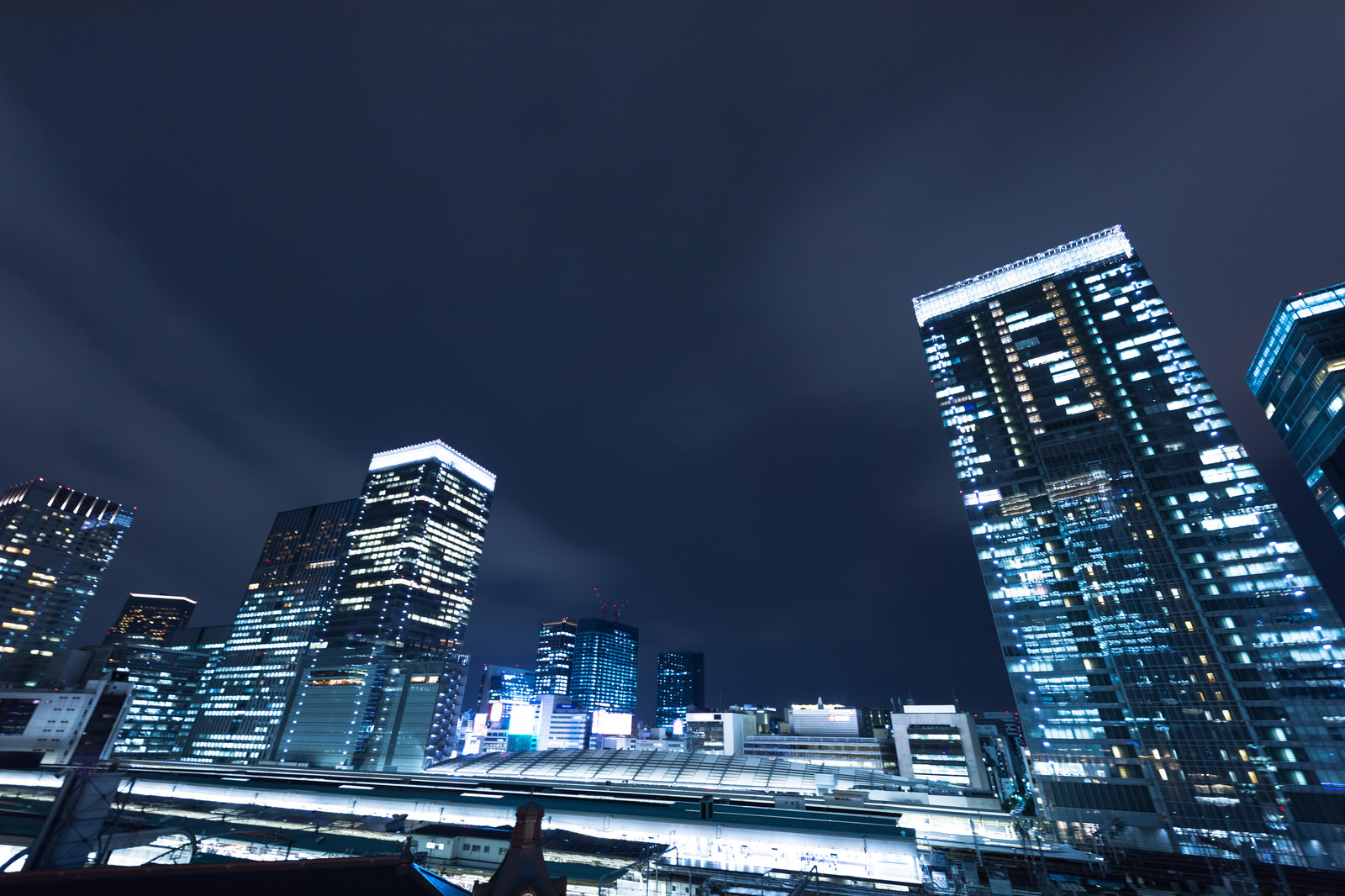 東京駅ホームとビル群 夜景 の写真を無料ダウンロード フリー素材 ぱくたそ