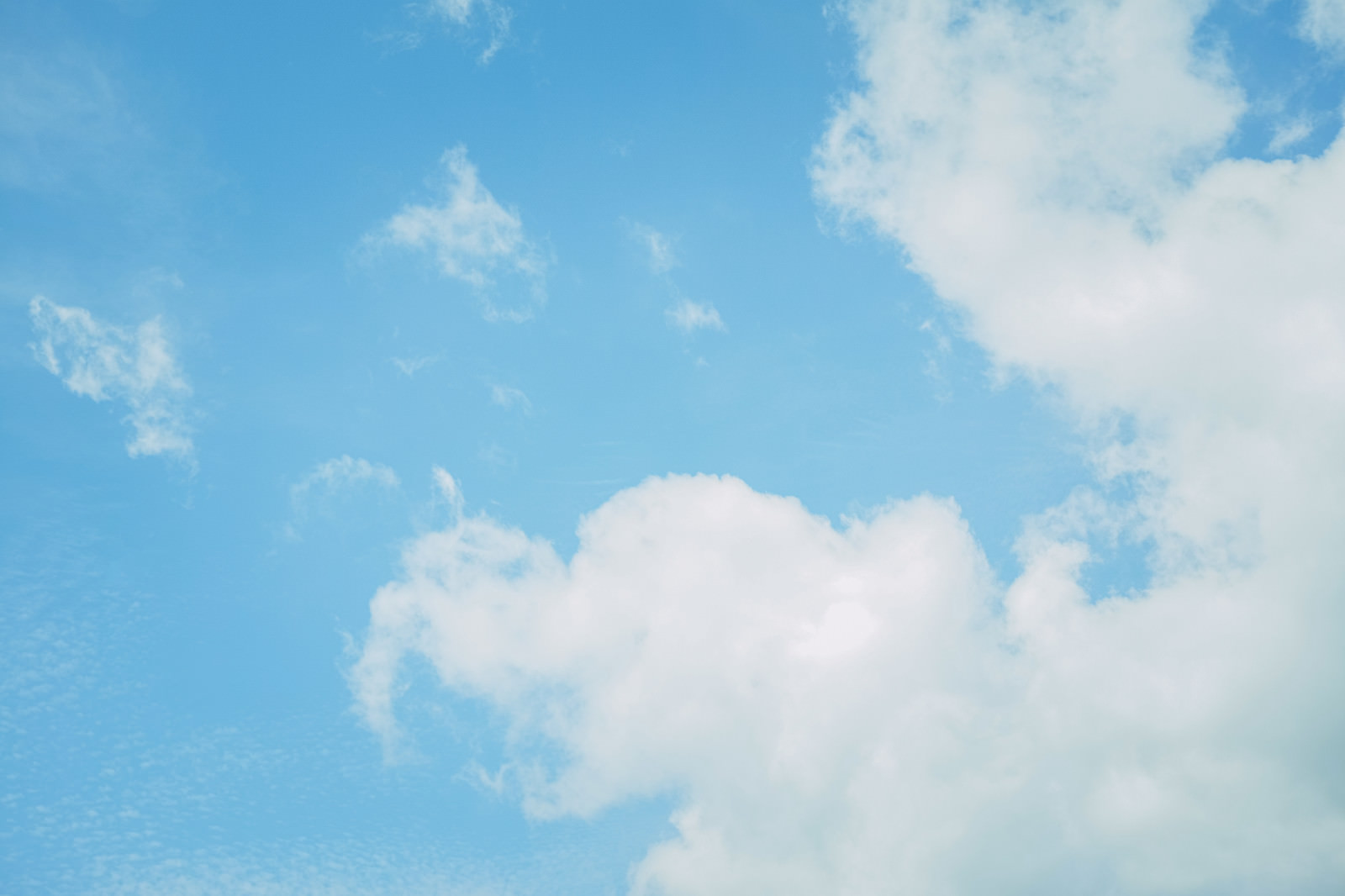 淡い空の色と白い雲の写真素材 ぱくたそ