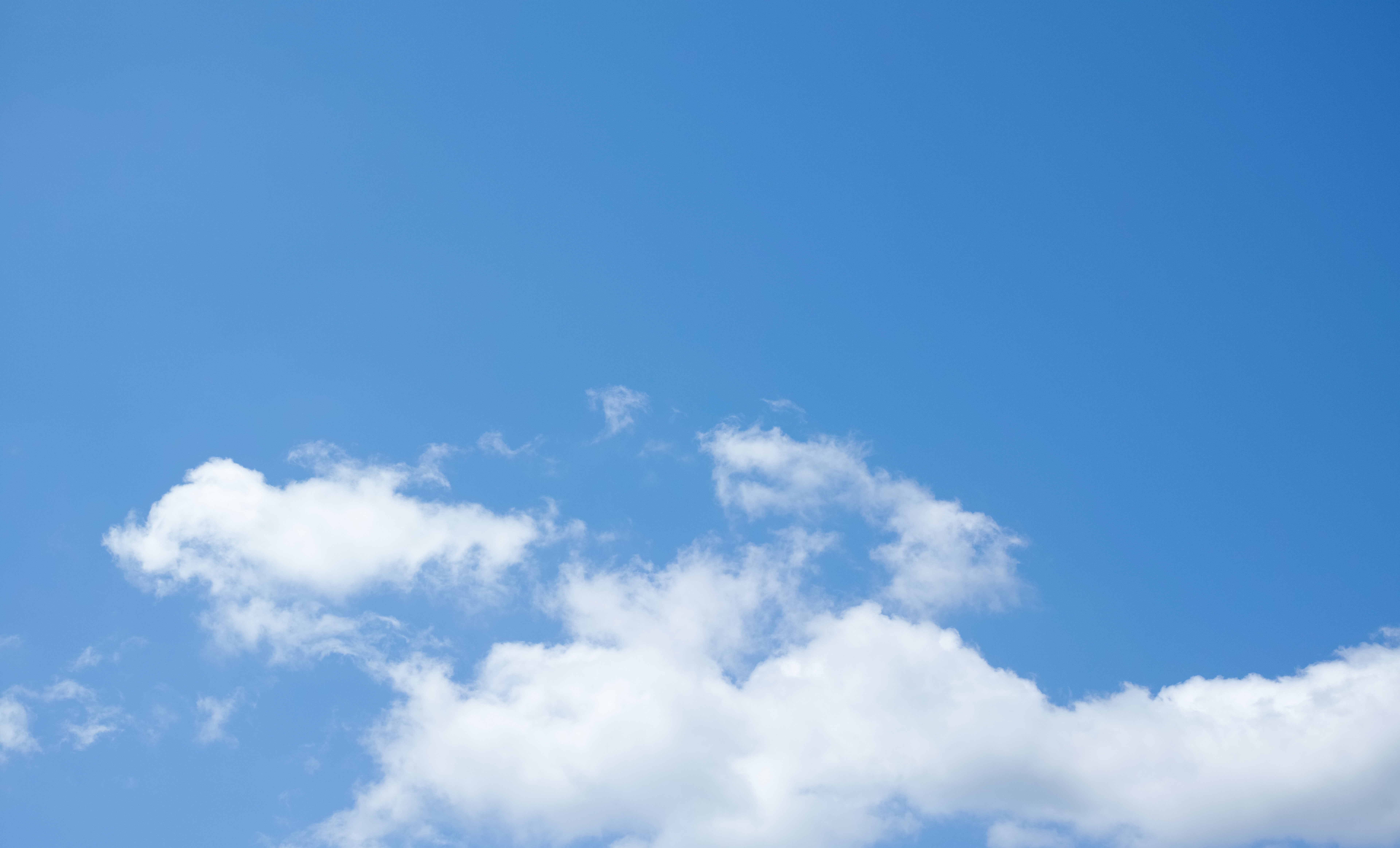 大きな空に浮かぶ雲の一部の写真素材 ぱくたそ