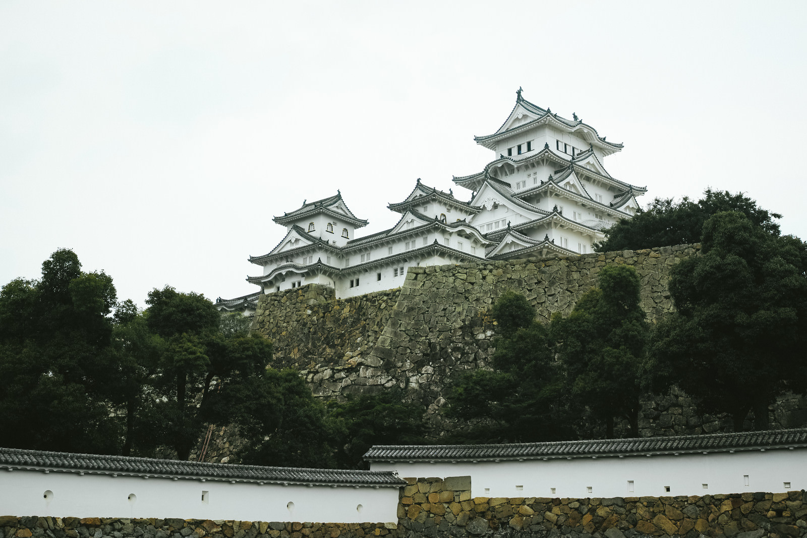 石垣の上にそびえる日本の城 姫路城 の写真を無料ダウンロード フリー素材 ぱくたそ