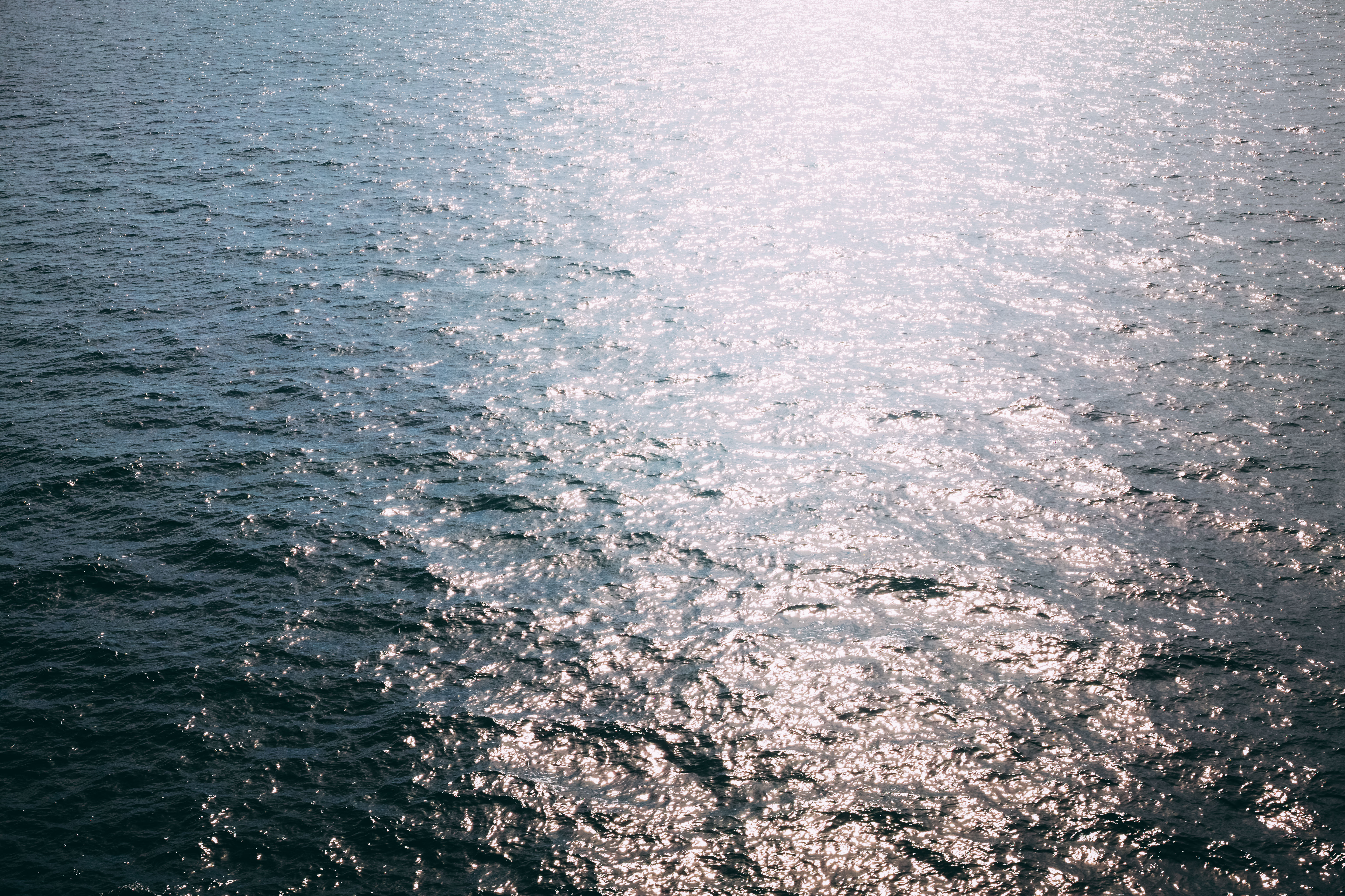 太陽を反射してキラキラ光る水面の写真素材 ぱくたそ