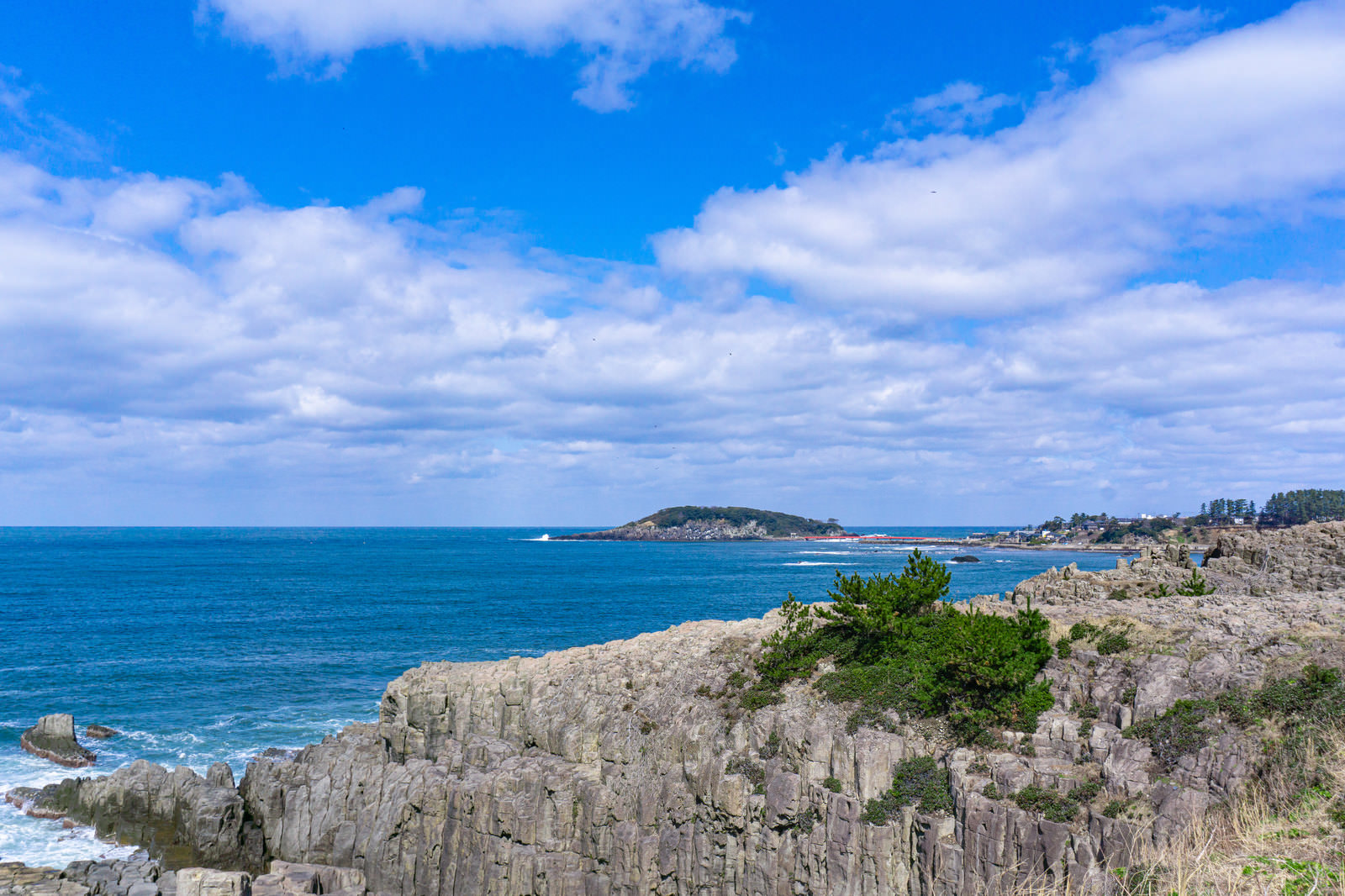 東尋坊の切り立った崖の向うに打ち寄せる波が白く見える雄島の写真素材 Jpg画像 をトリミング ぱくたそ