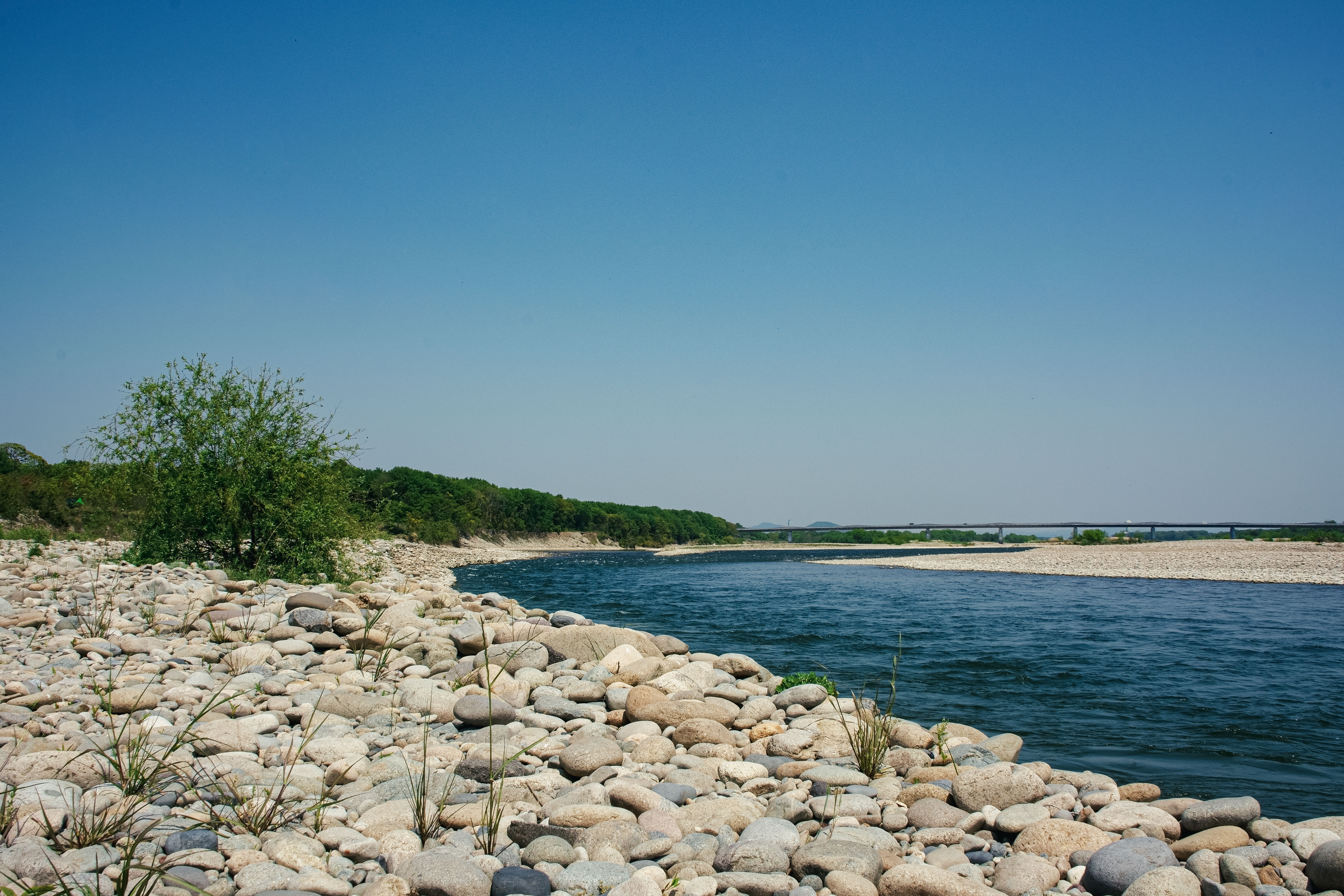 丸いコロコロした石だらけの河原と緩やかな木曽川の流れの写真 フリー素材は ぱくたそ 写真を無料ダウンロード