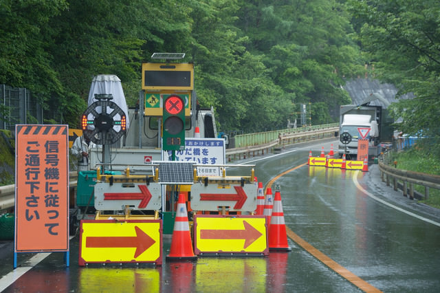 道路工事による片側交互通行の停止場所の無料の写真素材 フリー素材 をダウンロード ぱくたそ