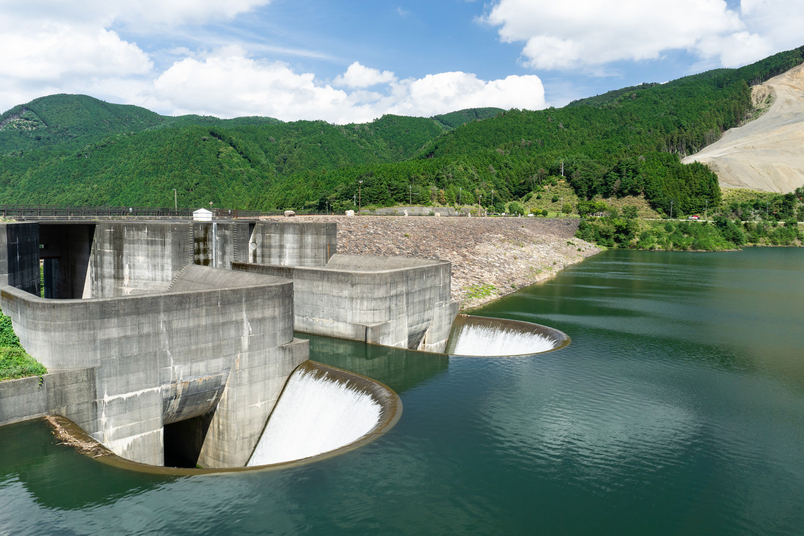 特徴的な洪水吐とそこから続く石組み 滋賀県甲賀市 の写真素材 ぱくたそ