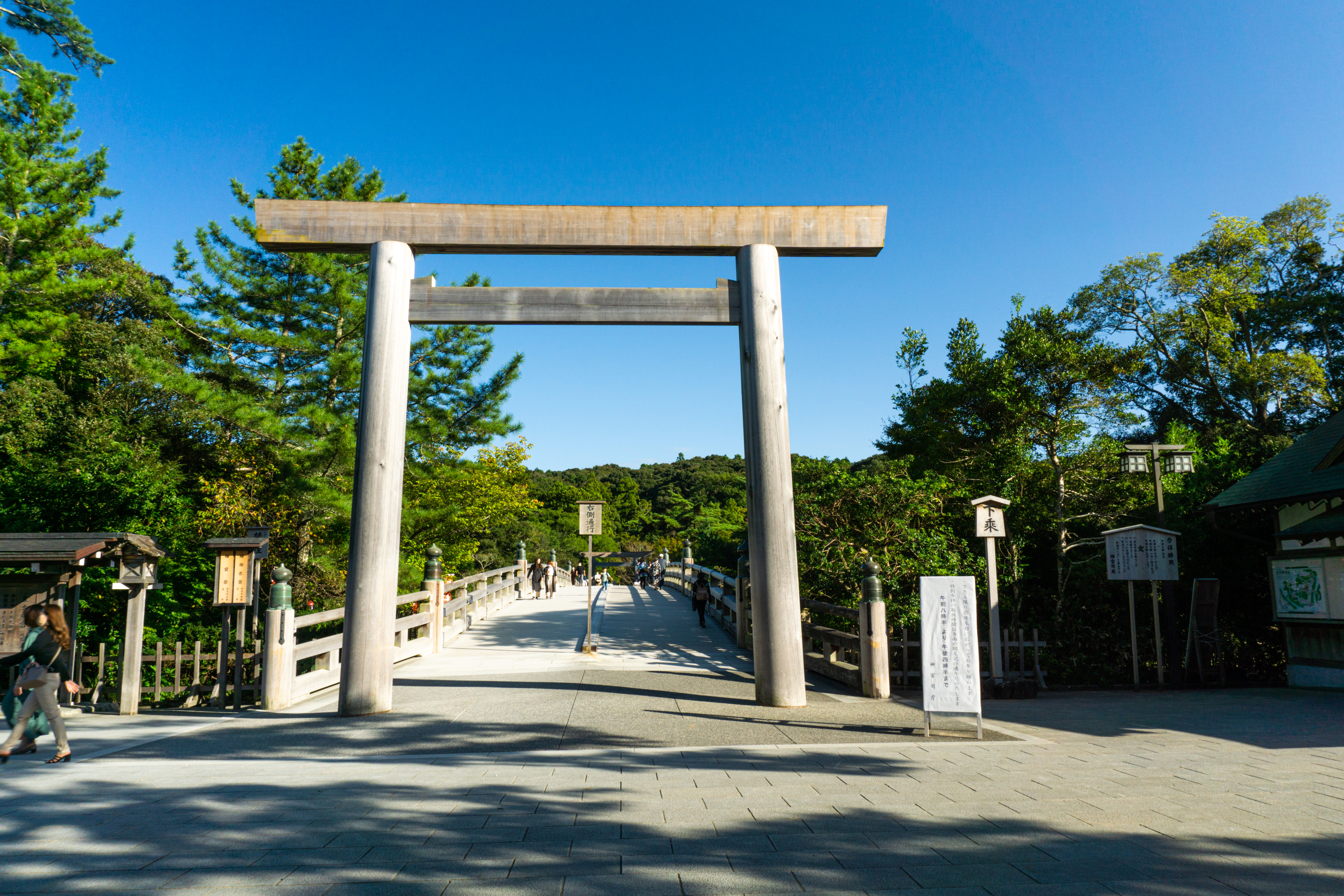 青空と宇治橋鳥居の写真を無料ダウンロード フリー素材 ぱくたそ