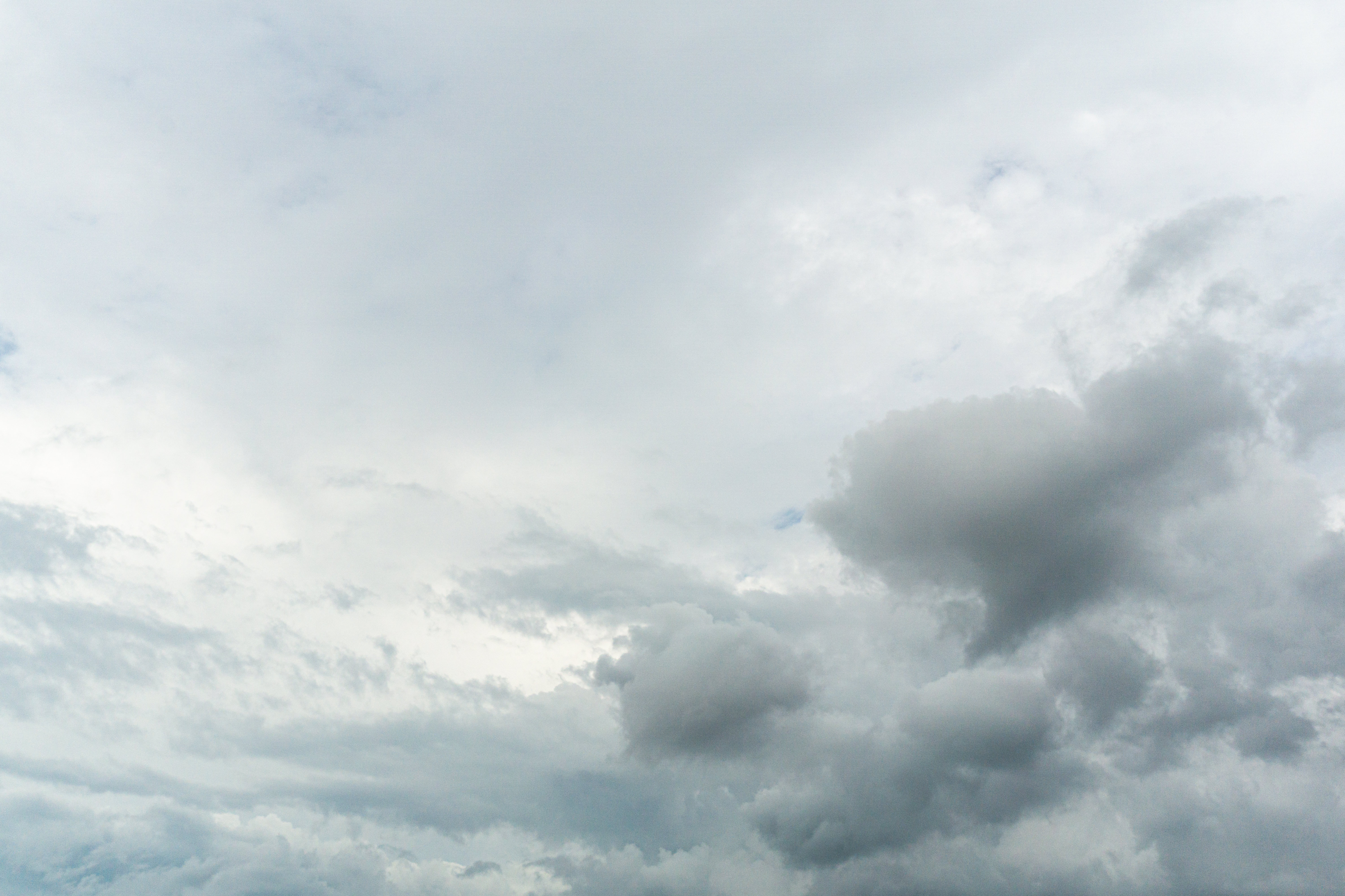 雲に覆いつくされた空の写真素材 ぱくたそ