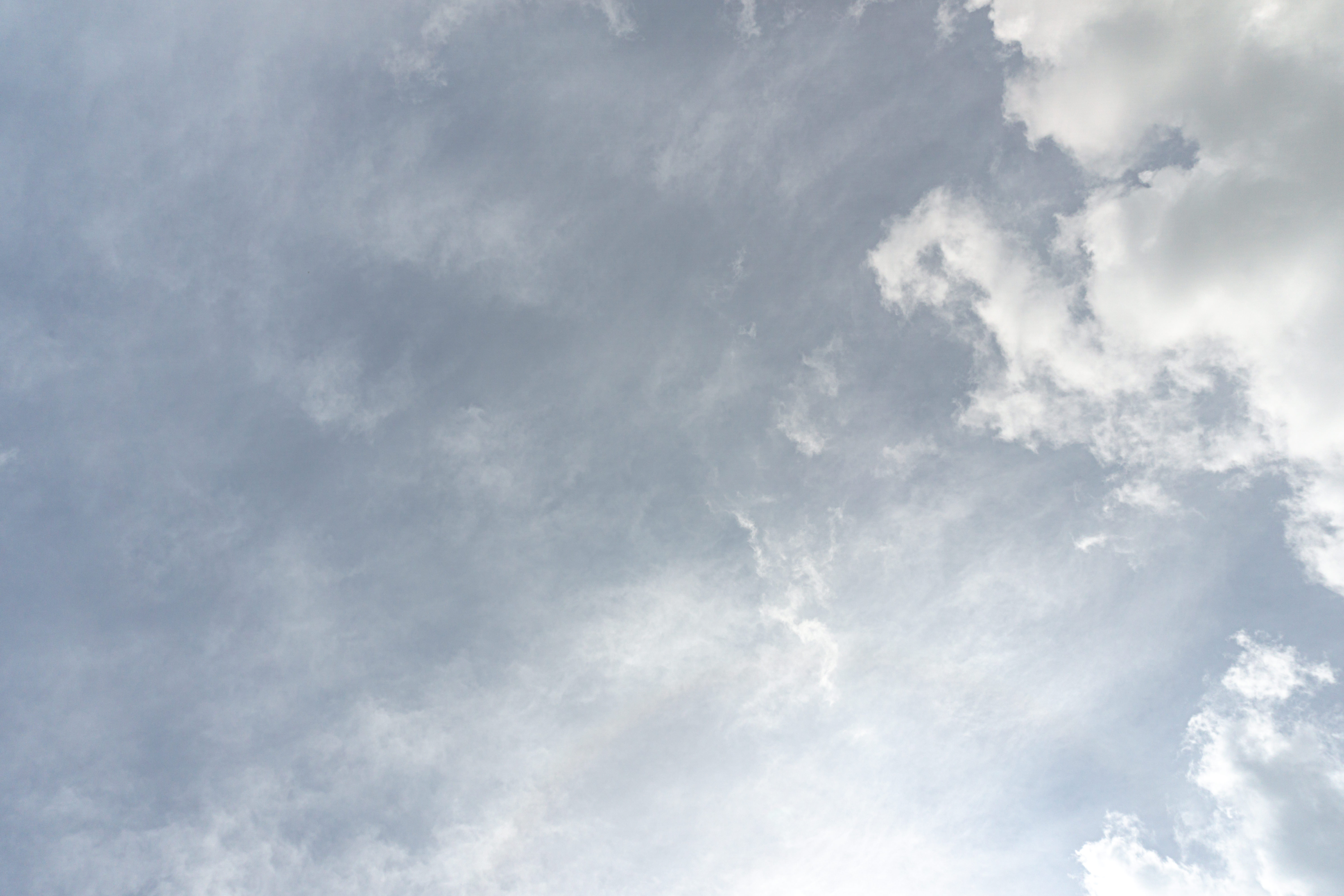 雨が降りそうな雲に覆われる空の写真を無料ダウンロード フリー素材 ぱくたそ